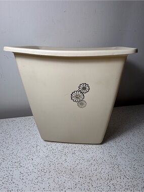Cream coloured vintage Rubbermaid garbage/trash can (Gold decor)